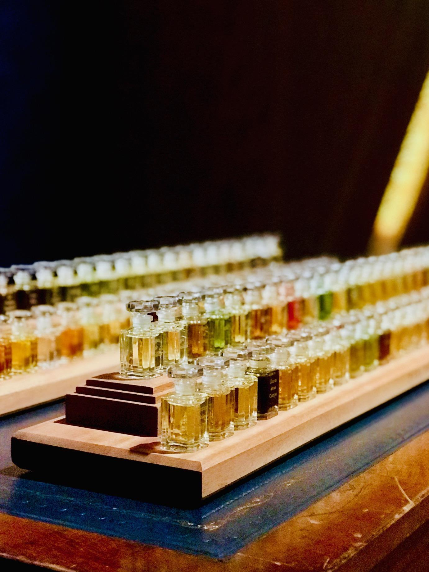 FUEGUIA 1833より、全100種の香りの小瓶『プーラエッセンシア 