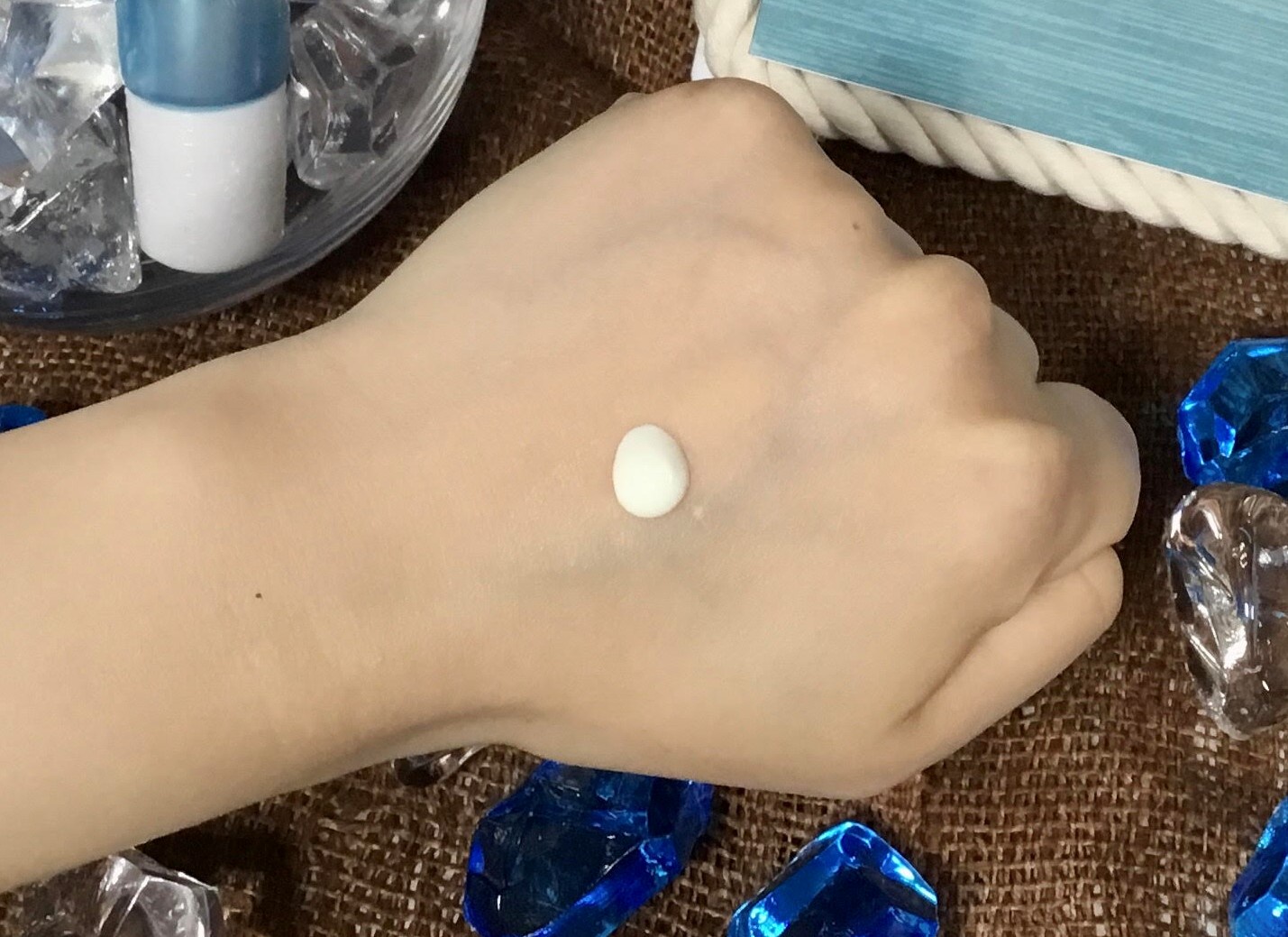 化粧水後の肌に、これ1本。透明感のある肌にみちびく薬用日中用乳液が ...