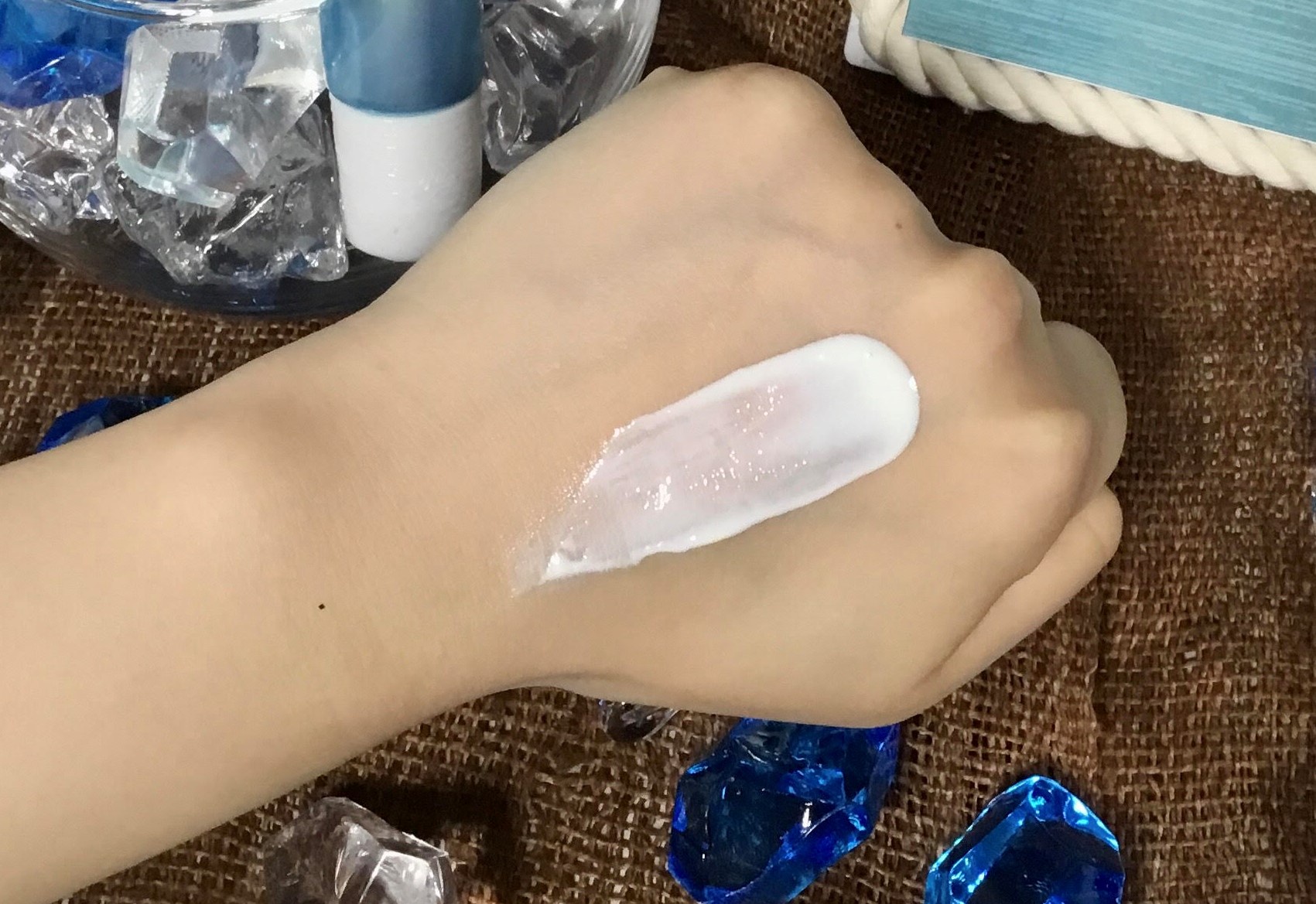 化粧水後の肌に、これ1本。透明感のある肌にみちびく薬用日中用乳液が ...