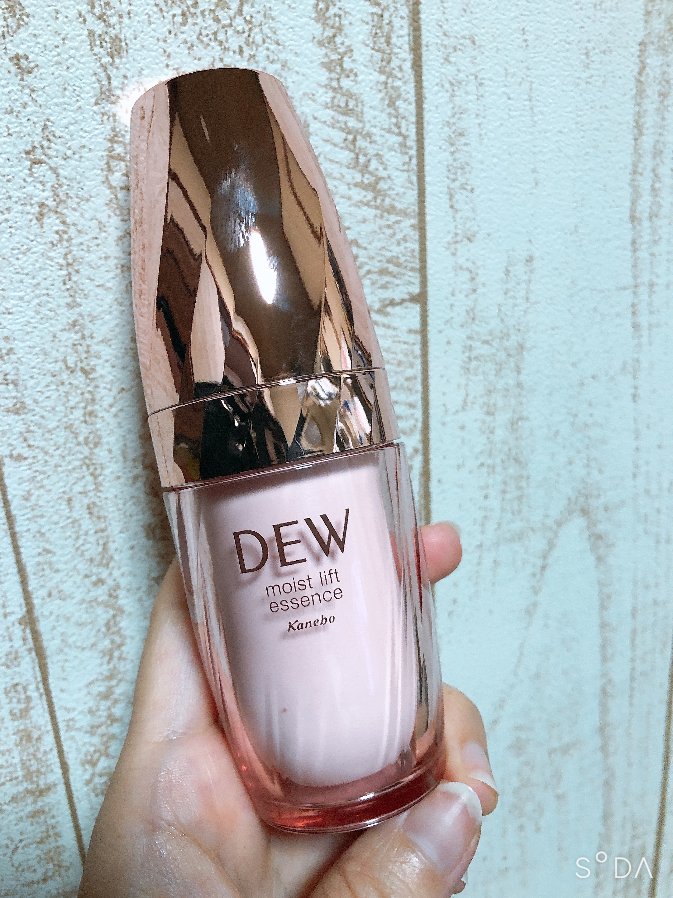 DEW / モイストリフトエッセンスの公式商品情報｜美容・化粧品
