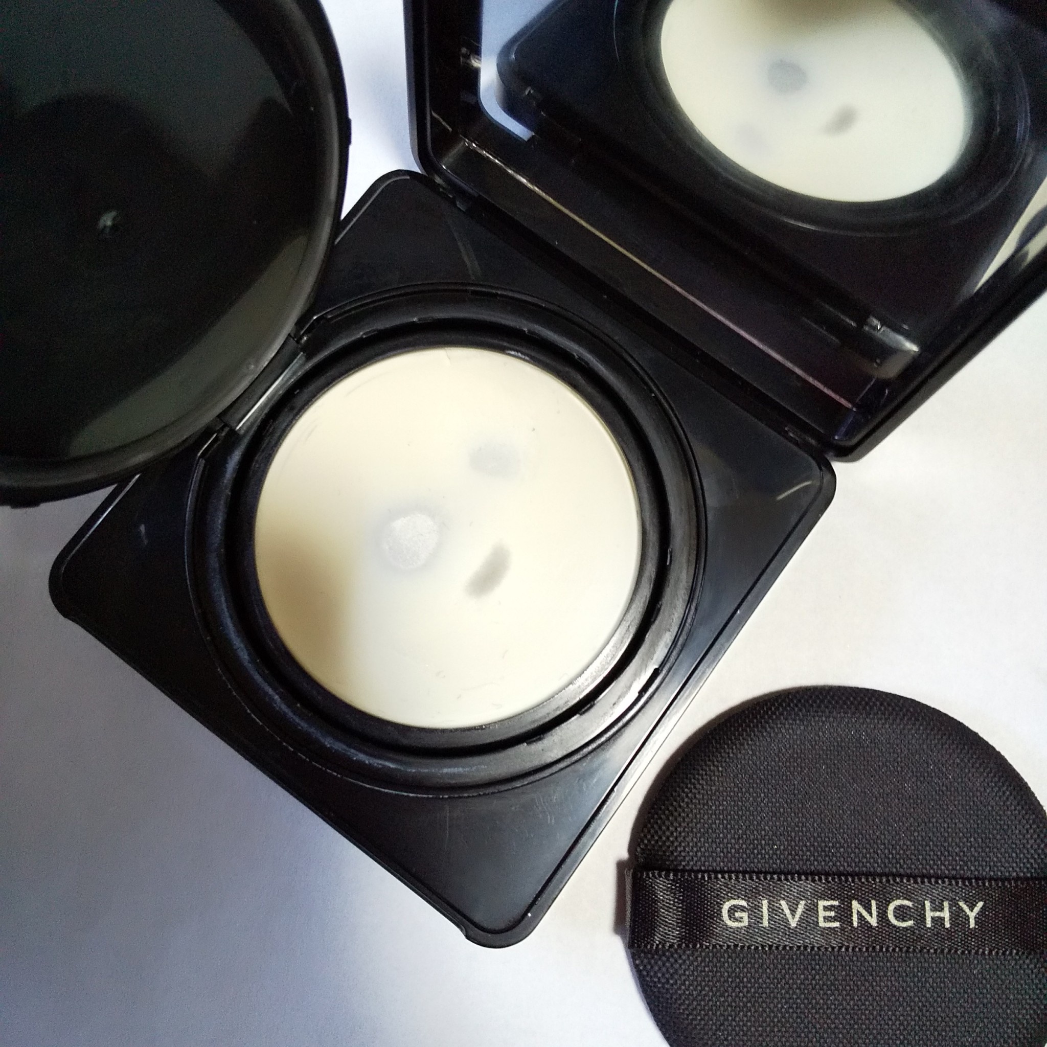 GIVENCHY ソワン ノワール UV コンパクト - 化粧下地