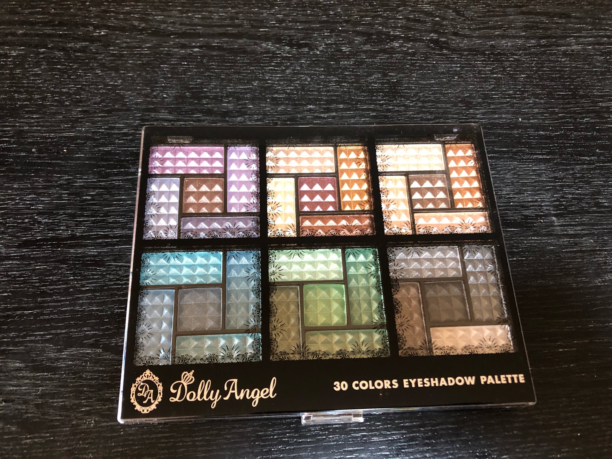 Dolly Angel（ドーリーエンジェル） / 30 COLORS EYESHADOW PALETTEの