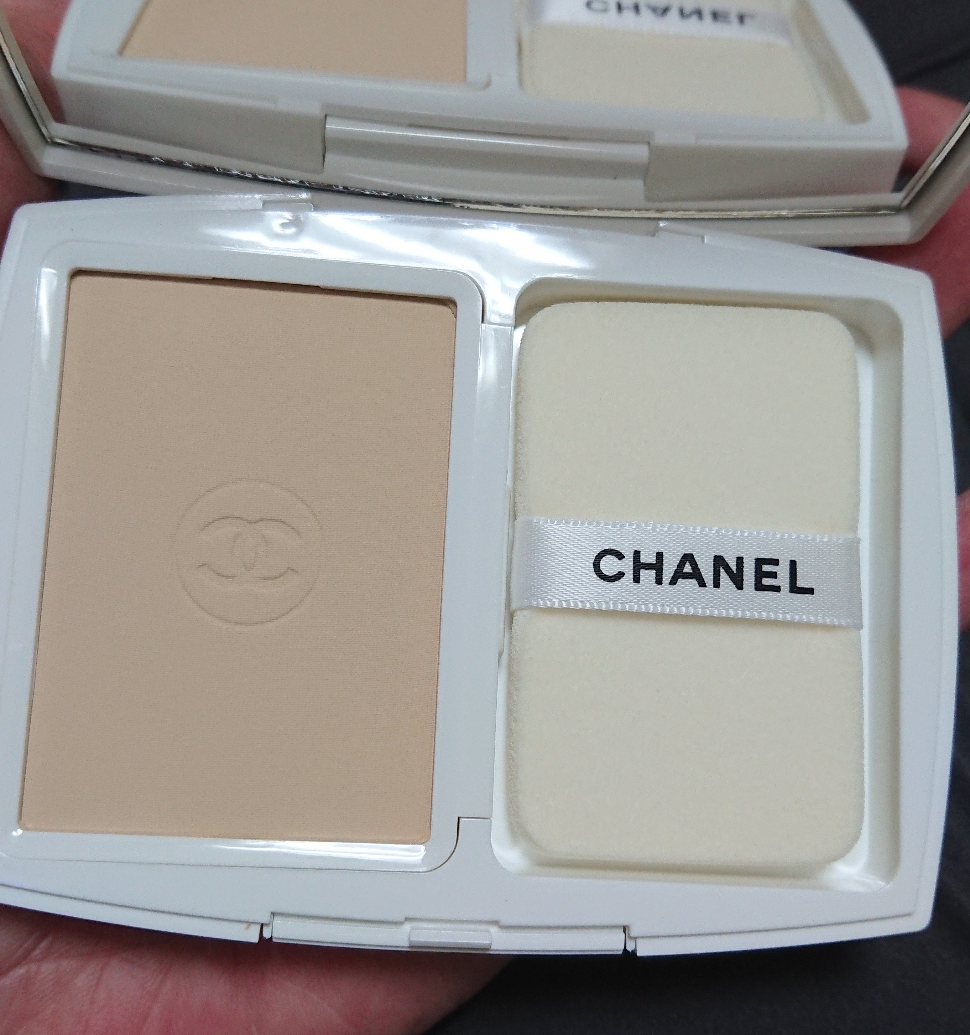 2023年10月購入CHANEL ルブランブライトニング コンパクト