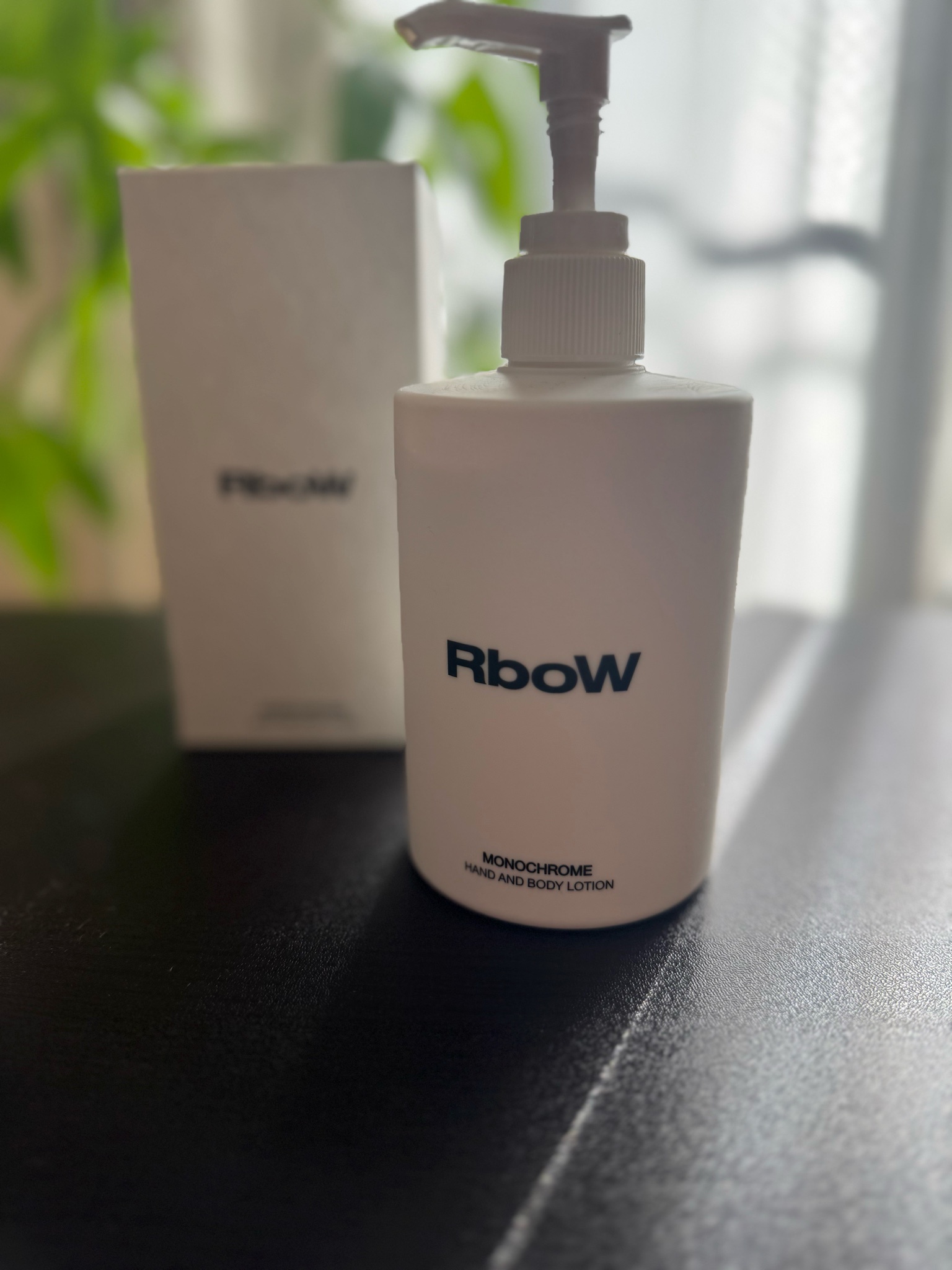 RboW(アールボウ) / MONOCHROME Hand and Body Lotion 300mlの