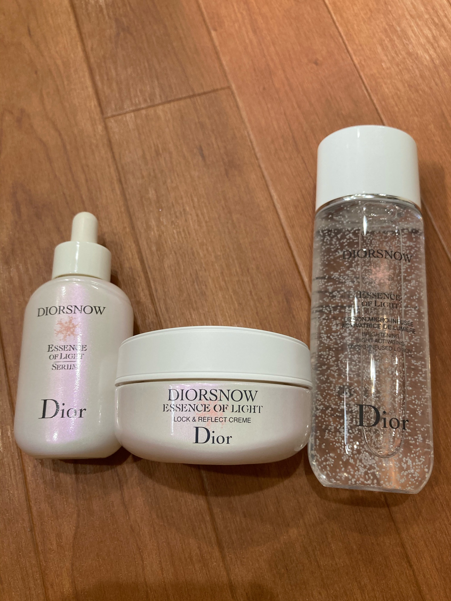 注目ブランド Dior スノーアルティメットエッセンスオブライト 50ml