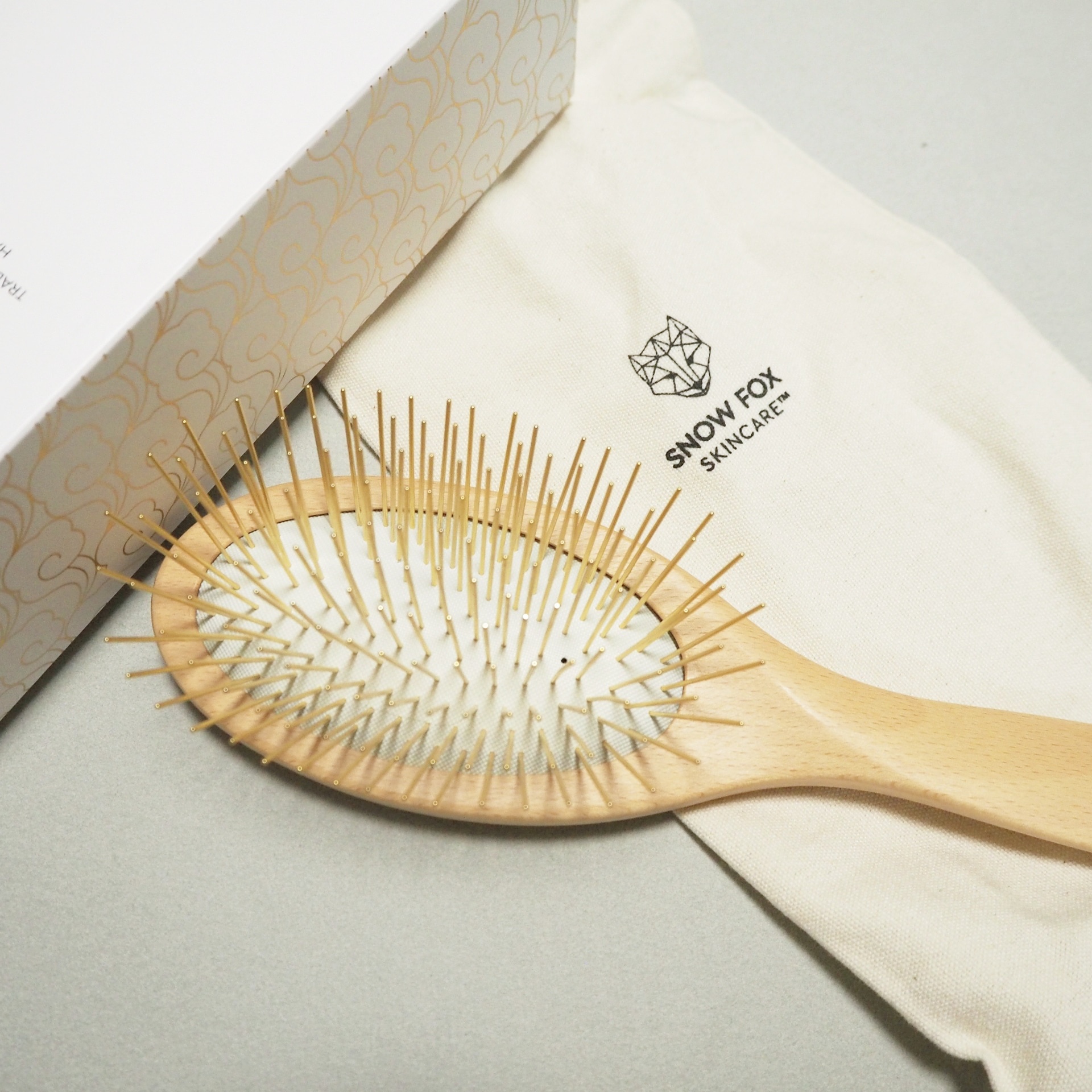 Snow Fox Skincare / プレミアム FOXカッサ ウッド ヘアブラシの