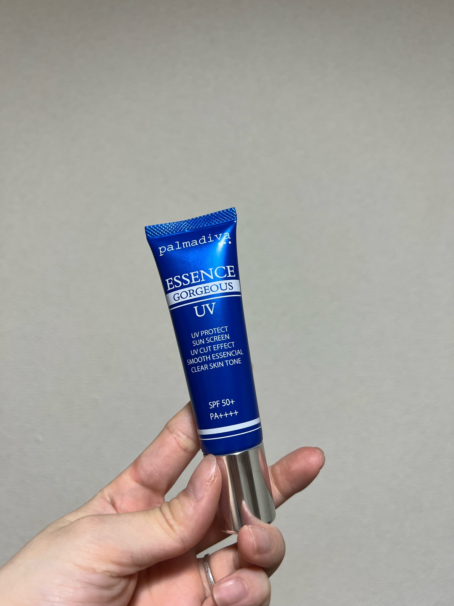 パルマディーバ ハリ感ベールで お肌引き締め！ UV エッセンス