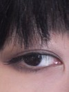 黒よりは茶色に近いグレーのアイシャドウ