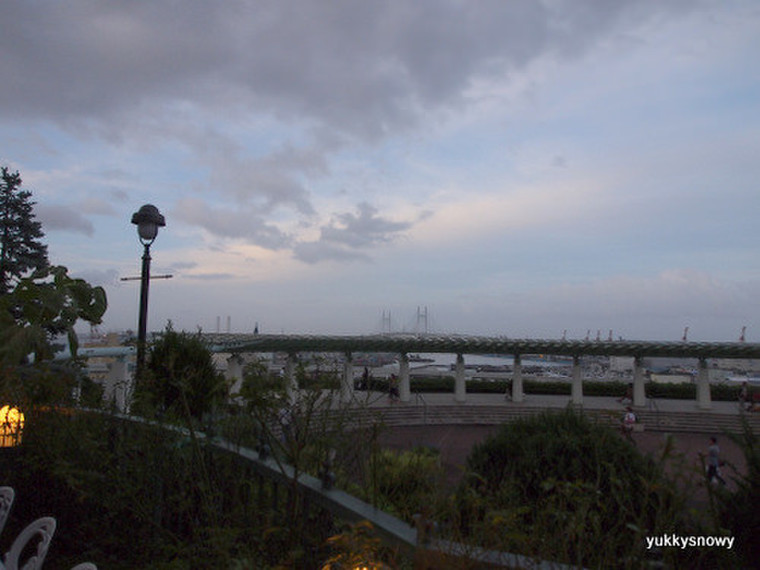 山手ローズテラス Kkrポートヒル 横浜 港が見える丘公園 ベイブリッジを見ながらビール ユーキ さんのブログ Cosme アットコスメ