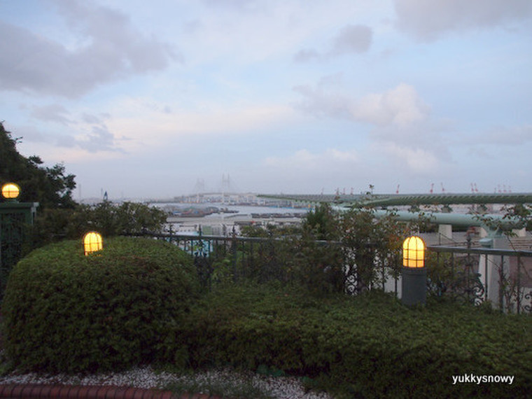 山手ローズテラス Kkrポートヒル 横浜 港が見える丘公園 ベイブリッジを見ながらビール ユーキ さんのブログ Cosme アットコスメ