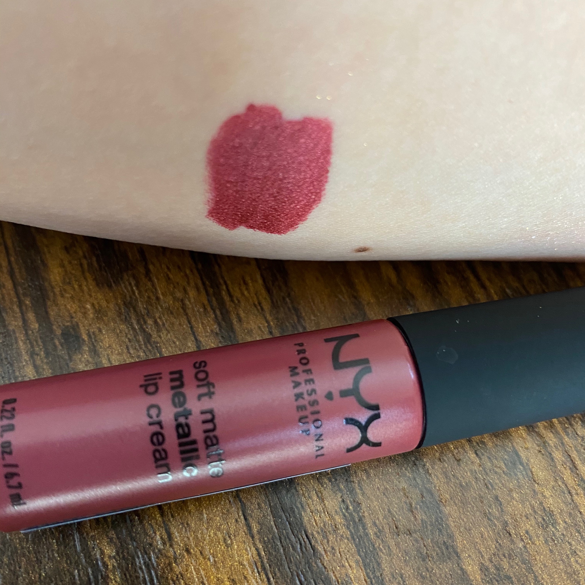 NYX Professional Makeup / ソフト マット メタリック リップクリーム