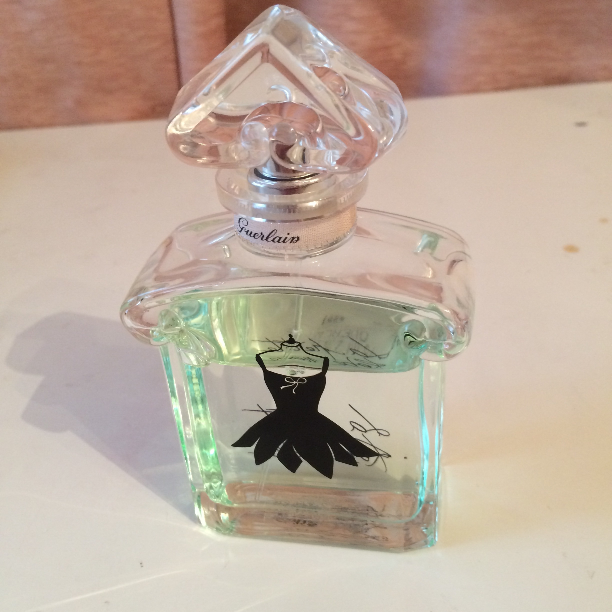 ゲラン ラ プティット ノワール オーフレッシュ オードトワレ 50ml ゲラン / ラ プティット ローブ ノワール オーフレッシュの公式