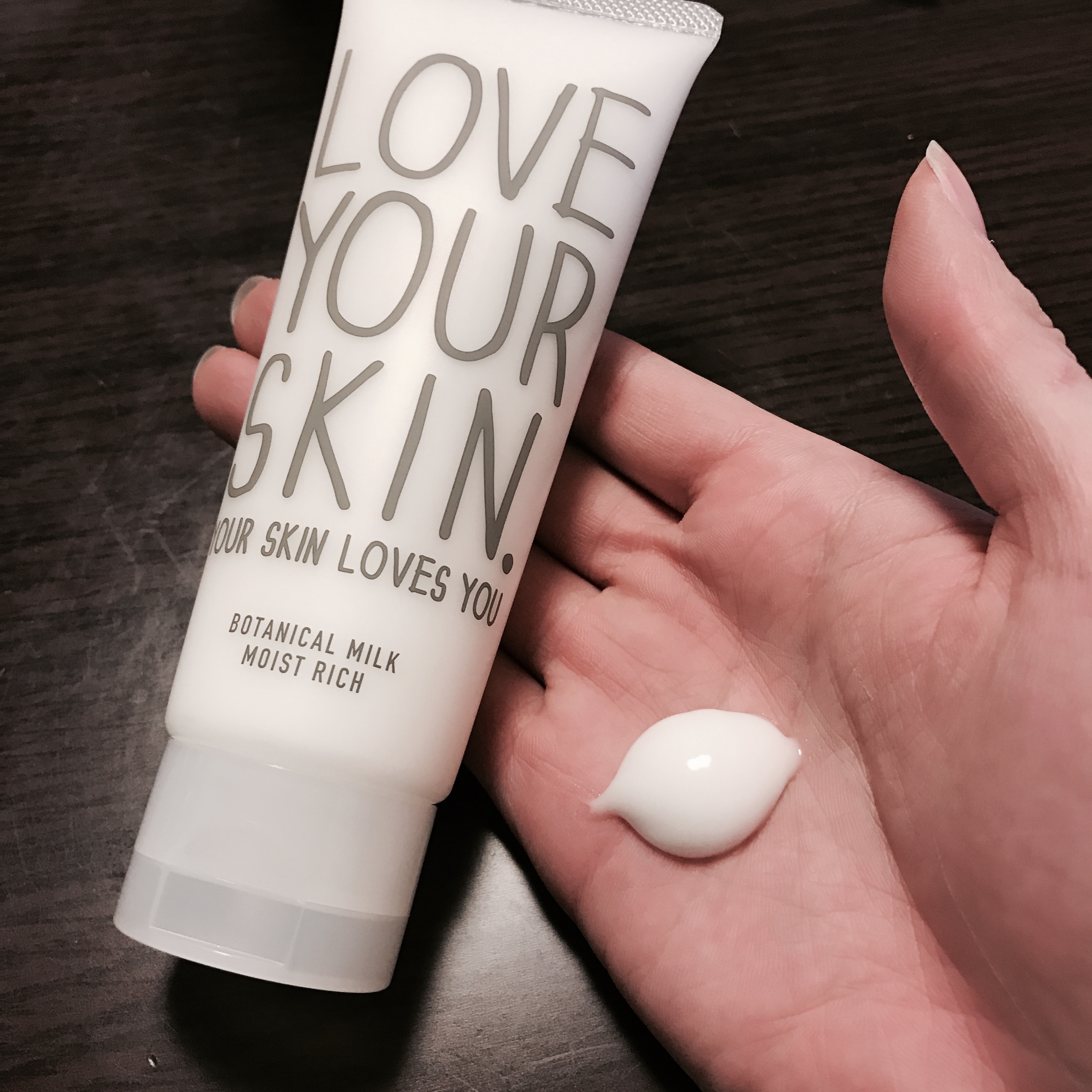 LOVE YOUR SKIN. YOUR SKIN LOVES YOU.(ラブユアスキンユアスキン