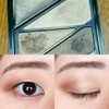 一重まぶたが腫れぼったく見えないアイシャドウの色は？