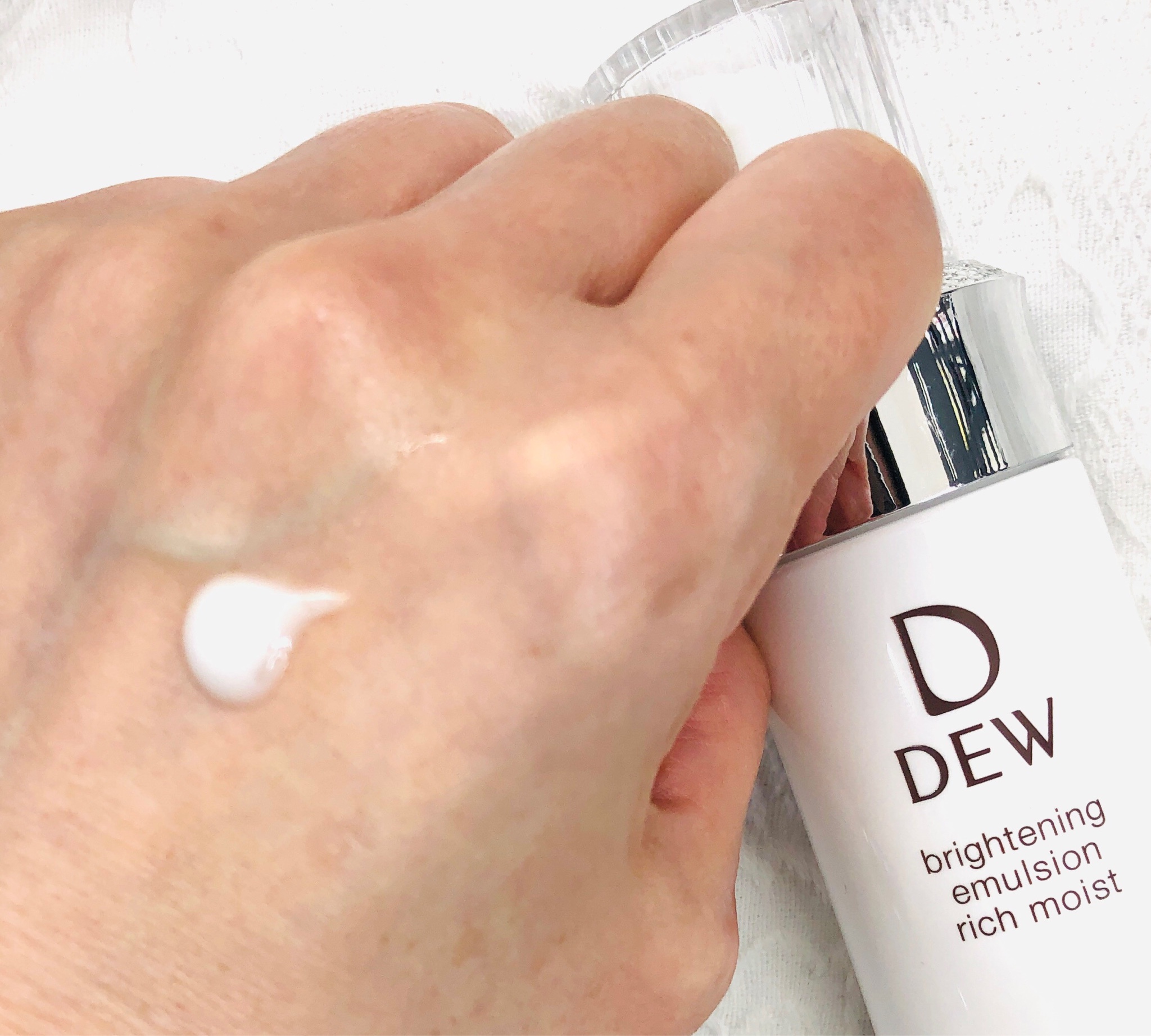 DEW / ブライトニングエマルジョン とてもしっとりの公式商品