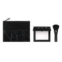 光を味方につける人気プレストパウダーが、限定トラベルセットに／NARS