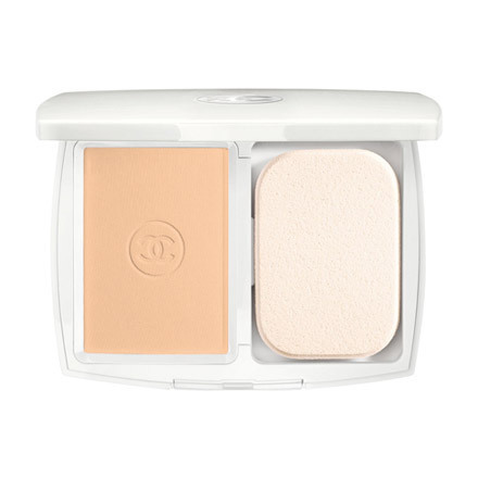 「美品」CHANEL ル ブラン コンパクト ルミエール 40 ベージュ シャネル / ル ブラン コンパクト ルミエール 40 ベージュの公式